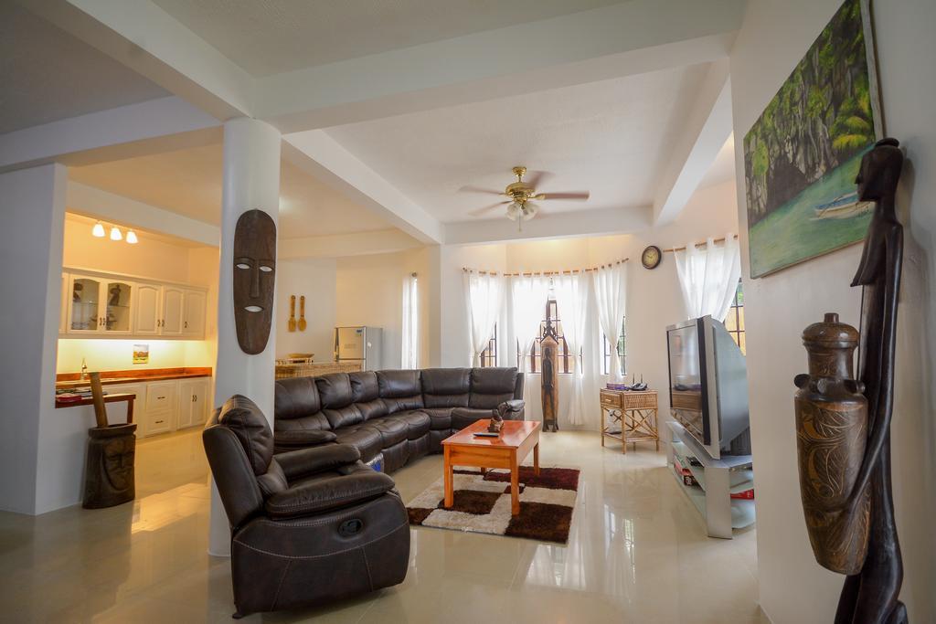 Hilltop Pool And Villa Puerto Princesa Bagian luar foto